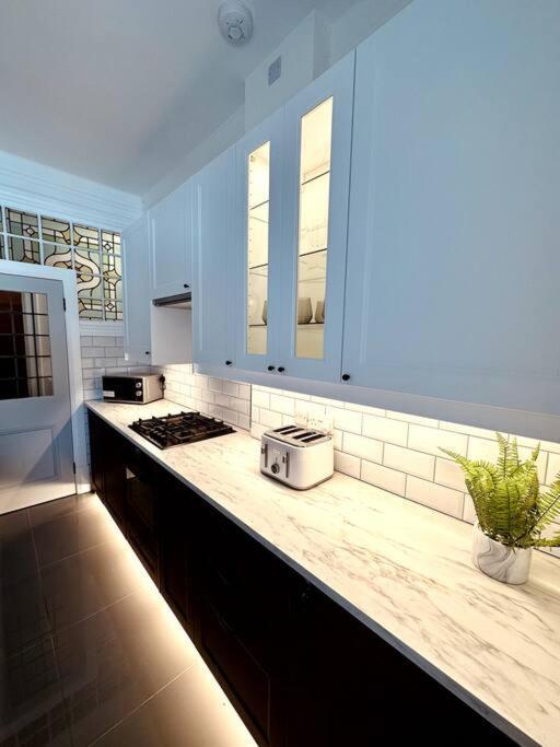 The Retreat - Large Luxury Apartment, Two Mins From Beach ボーンマス エクステリア 写真